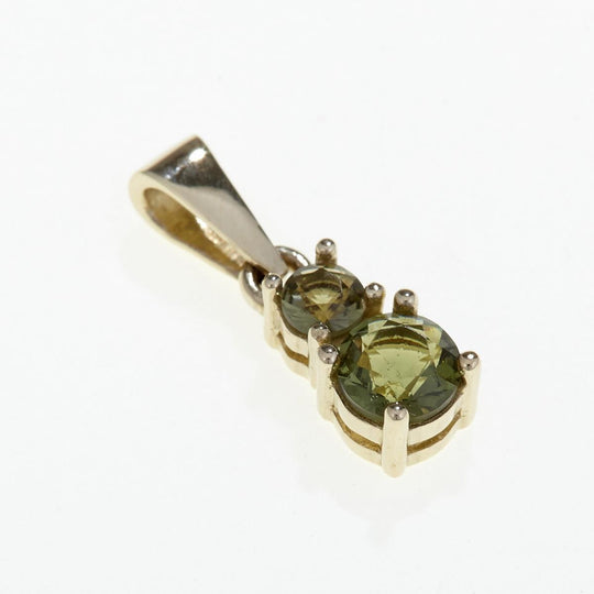 Zlatý přívěsek s vltavíny