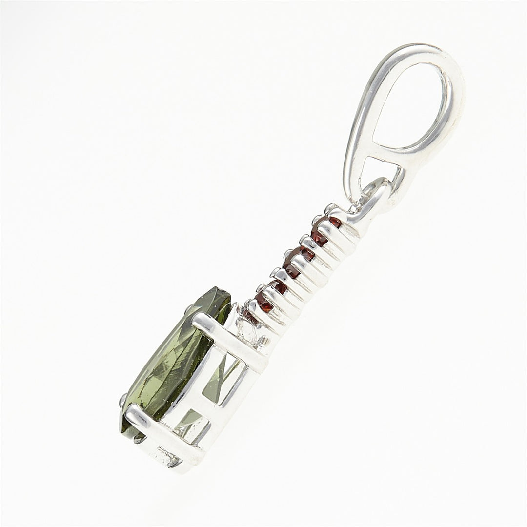 Stříbrný přívěsek s vltavínem a granáty